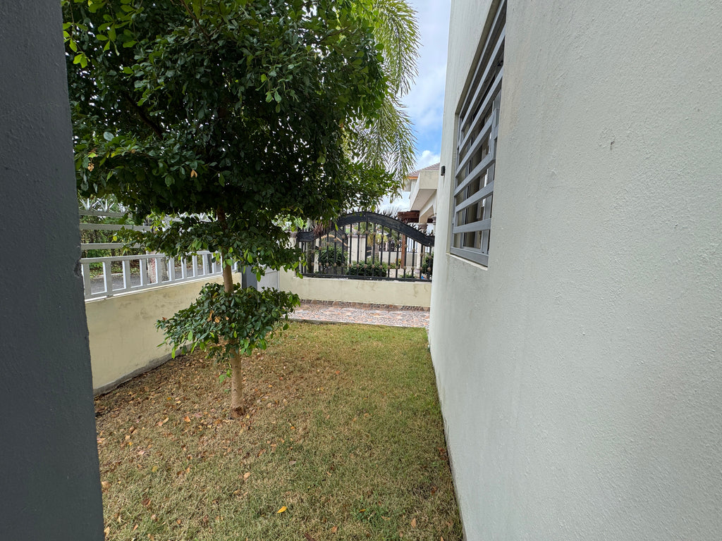 Casa Moderna 4 Habitaciones - Zona Residencial Privado ( Villa Delia, Moca )